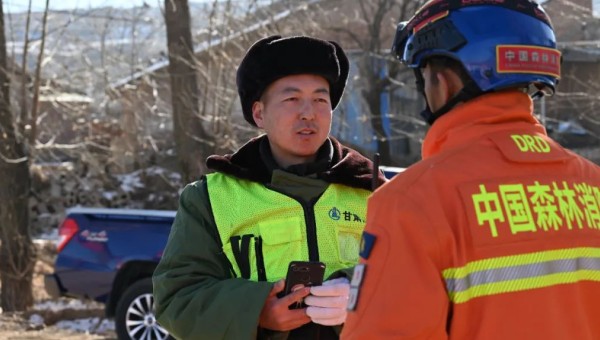 积石山地震发生后，朱贵民临危受命，连夜组织人员设备驰援灾区。天还没有亮，救援简易帐篷开始搭建，受灾群众们在安全地带生火取暖，空气中弥漫着紧张的气息，“我们要加快救援速度，灾情不等人！”为保证计划工期顺