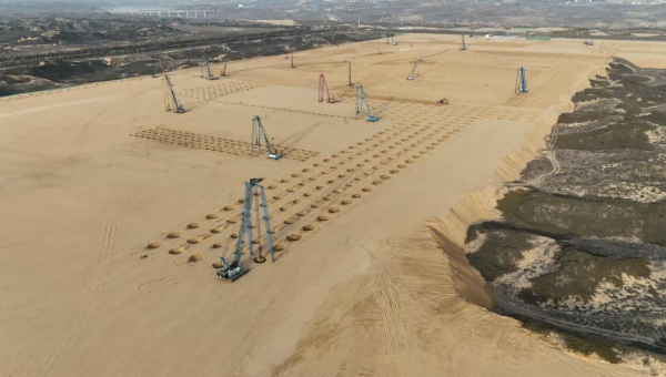 凛冽寒风阻挡不了建设者们的“冬季攻势”！在甘肃建投交科公司陕西榆林循环经济煤炭综合利用项目现场，装载机、推土机轰鸣不断，强夯机矗立如林，阵阵冲击声响彻晴空，作业人员仔细检查夯点情况……一派如火如荼的施
