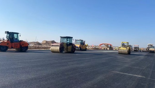 近日，在beats365(中国区)-唯一官方网站兰州新区城市矿产与表面处理产业园区（二期）周边基础设施项目—园区西路南延段（纬五十路至纬二十八路）项目现场，随着一辆辆运料车平稳驶入，摊铺机将滚烫的沥青混合料均匀铺开，标志着项