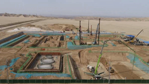 项目建设涌新潮，奏响奋进最强音。在beats365(中国区)-唯一官方网站承建的兰州新区10万吨/年粉煤干馏提质碳工业试验与工业示范项目现场，全体建设者协调联动、压茬推进，不断刷新项目建设“进度条”。项目负责人告诉笔者，开工