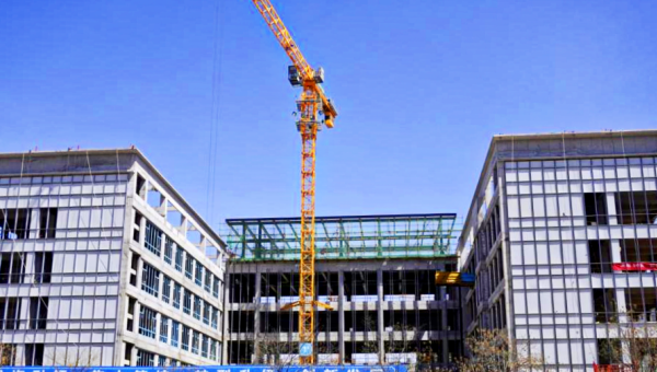 随着一片片铝单板精准安装在墙体外立面上，原本朴实无华的结构墙面此刻也披上了现代气息的外衣。近日，beats365(中国区)-唯一官方网站兰州新区新材料产业园区公共服务平台项目现场一片繁忙，幕墙工程施工正处于关键阶段。“在幕墙