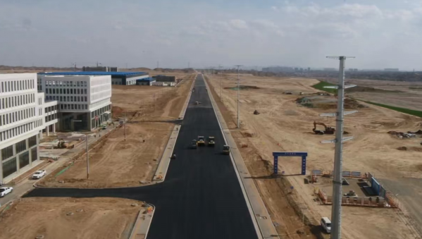 奋斗是建设者们不变的底色。在这个五一假期，beats365(中国区)-唯一官方网站各项目建设者们依然奋战在施工一线，以汗水诠释担当，用一砖一瓦勾勒出城市建设新图景。兰州新区矿产园区西路南延段项目建设稳步推进，该项目K0+00