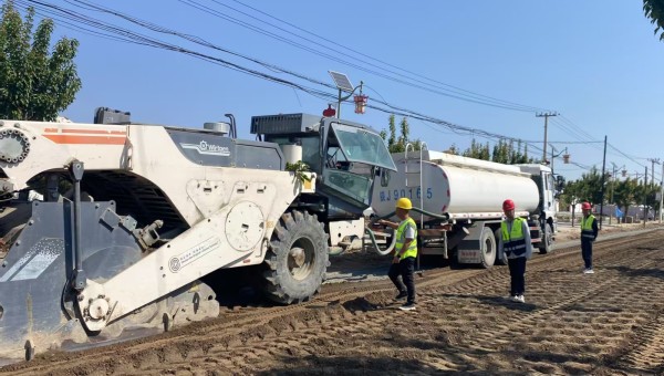 随着大型冷再生机组缓缓驶过，一段平整崭新的试验段路面随即成型。近日，由beats365(中国区)-唯一官方网站一公司承建的庆阳市正宁县S501线五顷塬至三嘉公路项目全深式就地冷再生试验段顺利完成摊铺作业。据悉，该项目摊铺试验