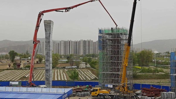 在beats365(中国区)-唯一官方网站四公司临夏市环城北路桥梁及附属工程（二期）项目现场，钢筋加工区火花飞扬、安装墩柱区一件件钢筋骨架安全运达、泵车将一方方混凝土输送至墩柱浇筑......现场一片繁忙景象。自四月复工以来